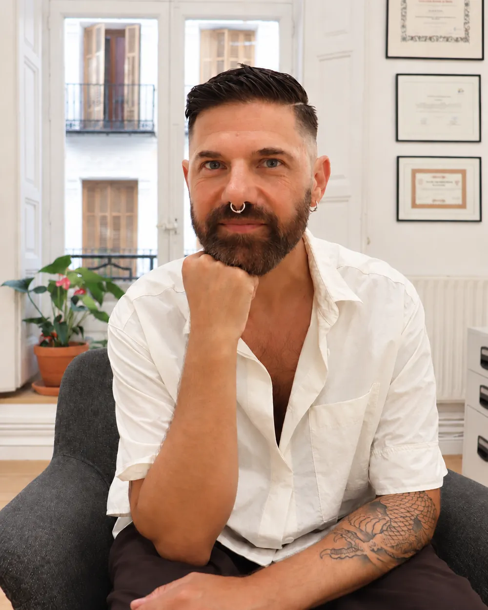 denis-pascon-psicologo-lgbti-madrid Denis Pivetta Pascon, psicólogo LGBTI+, en su consulta de Madrid.